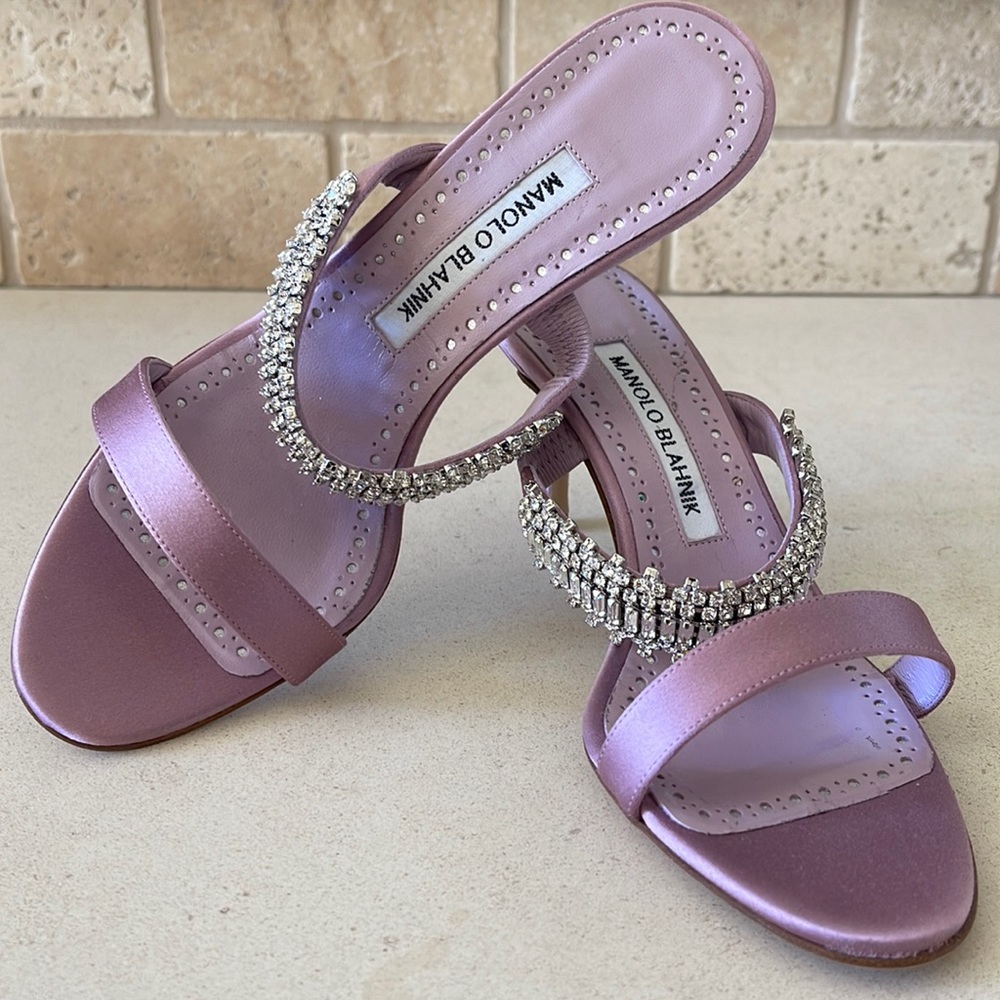 BRAND NEW Size 7 Manolo Blahnik Lavender Satin Heels with Crystal Straps